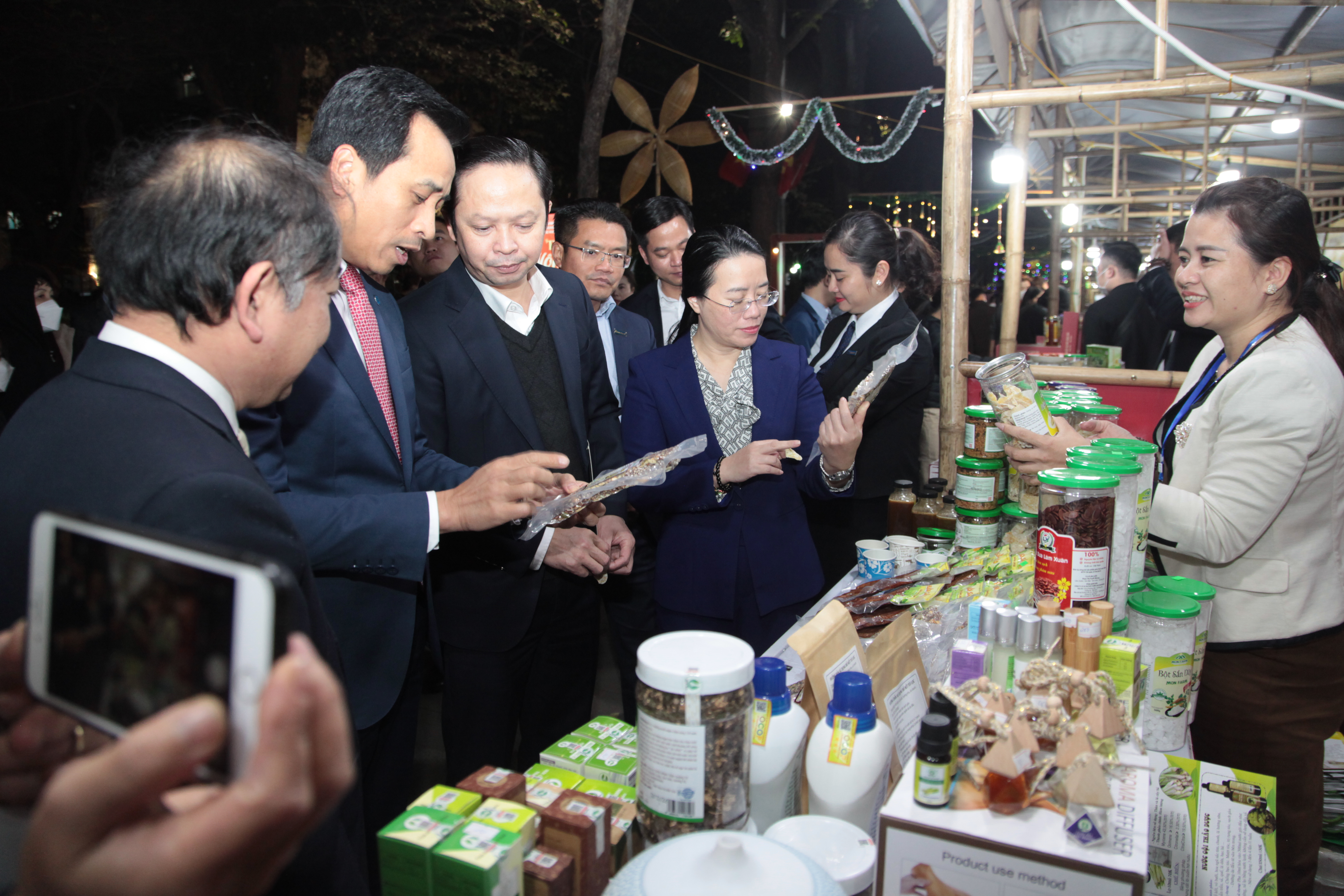 Giám đốc HPA Nguyễn Ánh Dương cùng các đại biểu tham quan gian hàng